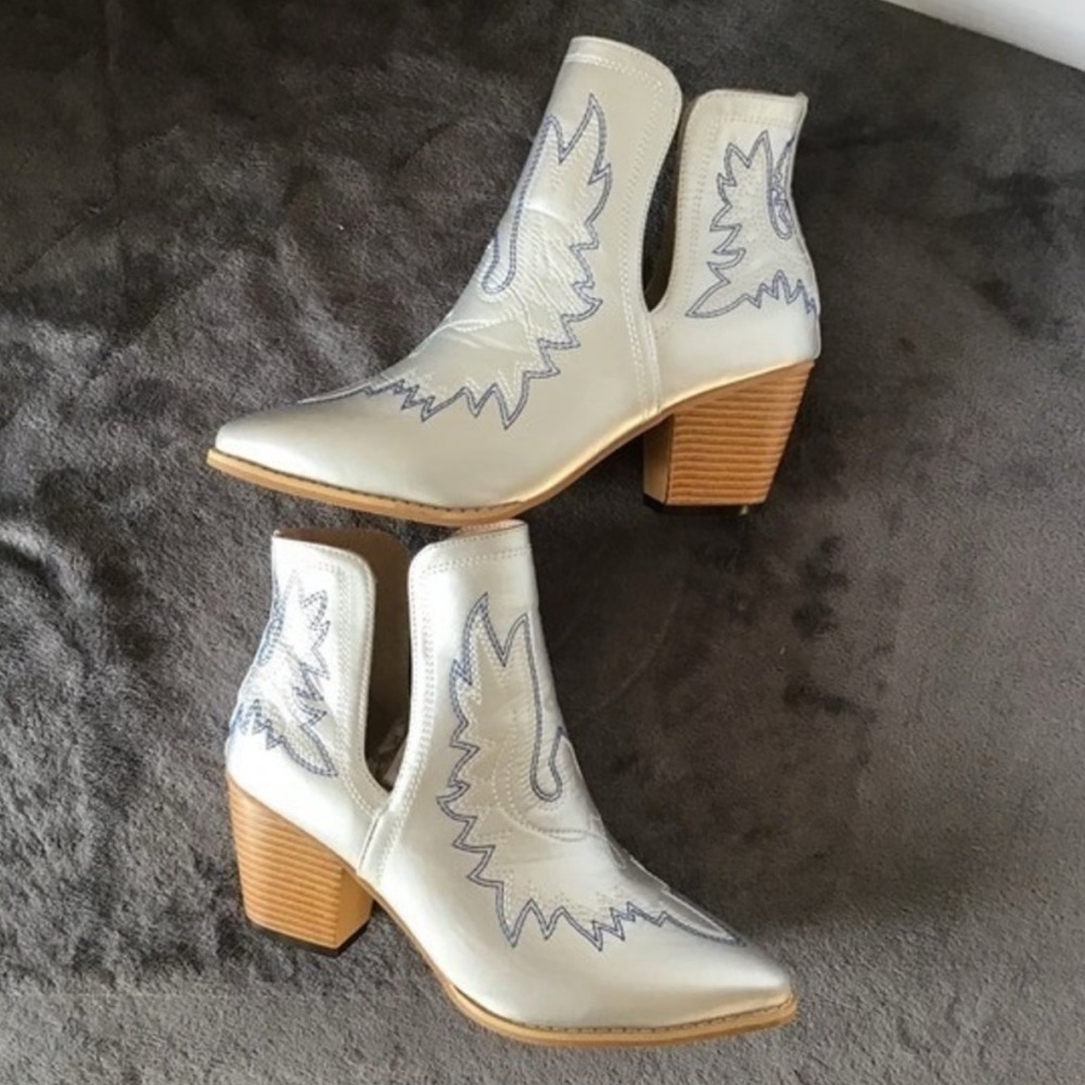 ๐๏ธ Silver Western-Style Cowboy Ankle Booties with Embroidered Blue Detail - Picture 2 of 5
